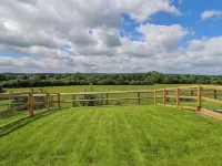 Valley Lodge 4 - North Wales Eco Lodges فنادق في Llantysilio