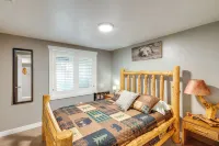 Deck w/ Hot Tub: Ashton 'Cozy Cub Cabin' - Wifi