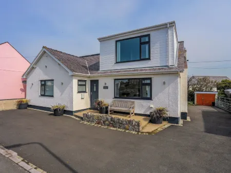 Porth Ewyn Отели рядом с достопримечательностью «Porth Dafarch»