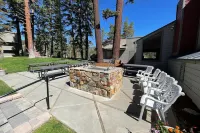 Gorgeous Mountain Views and Access to 3 Hot Tubs, Pool, Hiking! by RedAwning - Apartments