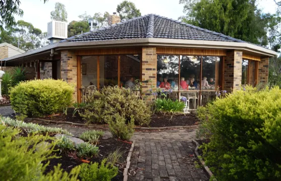 瑪格達拉汽車旅館和湖畔餐廳