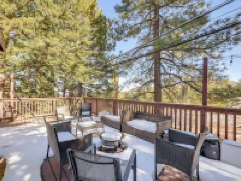 Wraparound Deck & Grill: Wrightwood Cabin Near PCT Hotels in Wrightwood