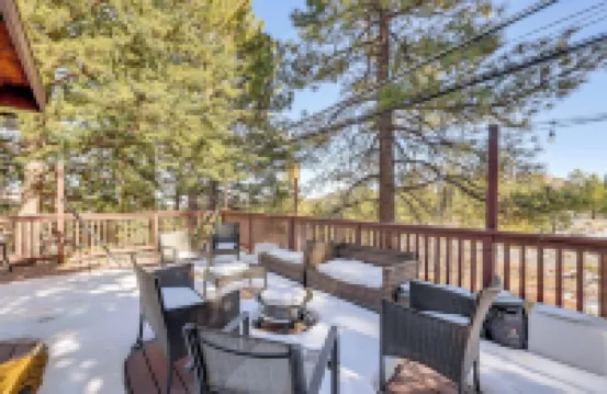Wraparound Deck & Grill: Wrightwood Cabin Near PCT
