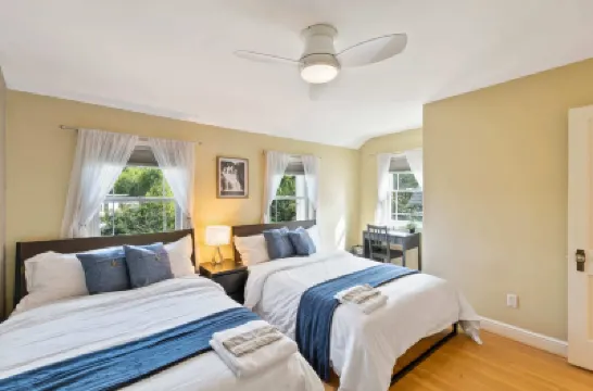 Beautiful 3Br/3ba Colonial House by Cozysuites Hotels in 