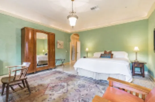 Cypress House & Studio, Walk to Healdsburg Plaza 3 Bedroom Home by Redawning