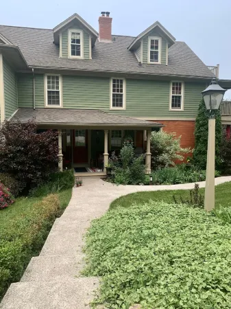 The Red Coat Отели рядом с достопримечательностью «Сентенниал Лилак Гарден»