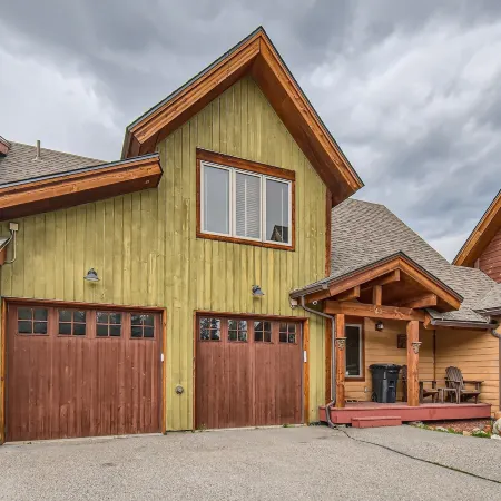 42 Burgundy 4Br 3.5ba 4 Bedroom Townhouse by RedAwning