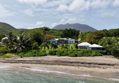 Beachfront Estate with Pool and Tropical Garden Hôtels à : 