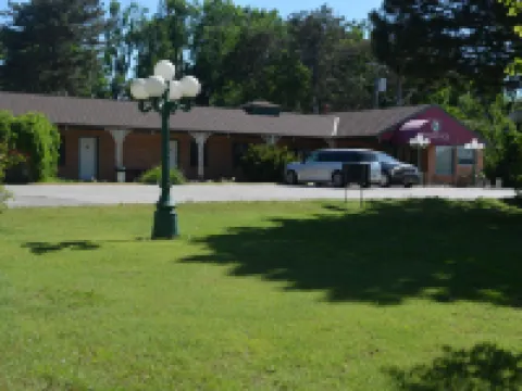 The Evergreen Motel in Kansas Hotels in Pratt County