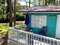 Cute Cottage, Pet Friendly- Near Public Beach .
