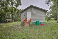 Renovated Home w/ Screened-in Patio on Hwy 90! - WiFi