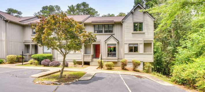Walk to Lake Keowee: Salem Townhome w/ Deck Отели в г. Окони Каунти