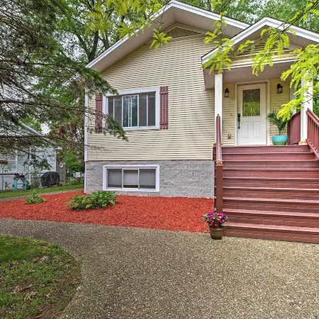 Hot Tub, Deck & Backyard: Cozy Union Pier House!