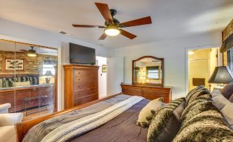 Whimsical Athens Home - 3 Mi to Sanford Stadium