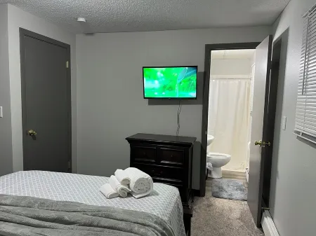 Charming 3-bedroom house with WiFi and AC in serene West Fargo