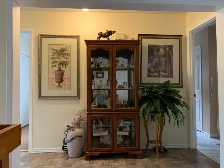 A cheerful and cozy waterfront grand mom's cottage