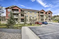 Balcony & Grill: Mtn-View Retreat in Granby! - parking