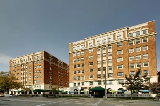 Knickerbocker on the Lake