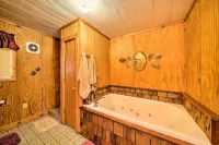 The Burgundy Cabin Iowa Retreat Pond and Fire Pit -  Appartamenti vacanze
