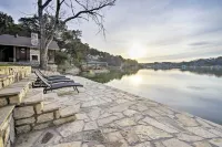 Bright n Breezy Waterfront Lake Granbury Getaway! - Kitchenette