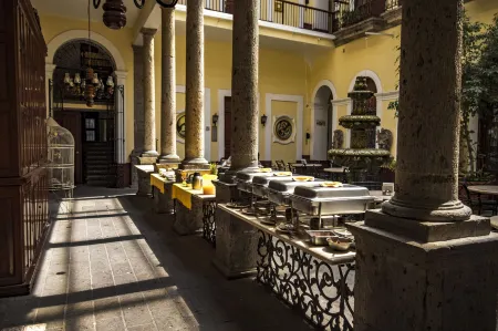 Hotel San Francisco Plaza Отели рядом с достопримечательностью «Госпиталь Кабаньяс»