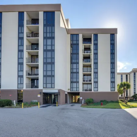 Airy Destin Condo w/ Pool - Walk to Private Beach!