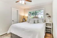 7 Mi to Vancouver Waterfront: Sleek Home w/ Yard! - 4-Star