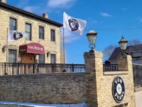 Waterfront Getaway with Boat Slip/Dock and Spectacular Sunsets on Ahnapee River アルゴマのホテル