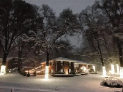 Gorgeously Renovated 3500 square foot Oxford home in Richmond!! リッチモンド大学周辺のホテル