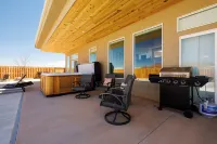 Private pool w/ slide, hot tub, and firepit! Near National Parks!