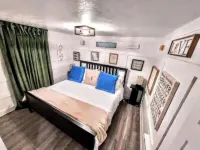 Creative Chalet - 3 King Beds! 4 rooms! Gig Wifi⚡️