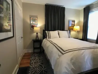 Entire Two Bedroom Apartment in East Providence Hotel dekat Pierce Memorial Stadium
