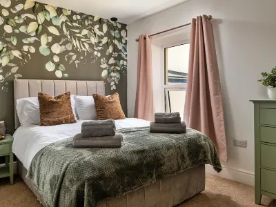 Peace Retreats Penthouse Hotels near Pwllheli Station