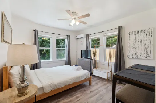 Cozy Studio with Kitchenette and Fast Wi-Fi - Inviting Arts District Haven