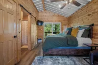 Cabin #4 @ Rock Creek Cabins! Kin Bed! 15 min. from National Park! Pet Friendly!