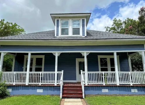 Charming Historic Bungalow with Modern Amenities - Cozy Getaway