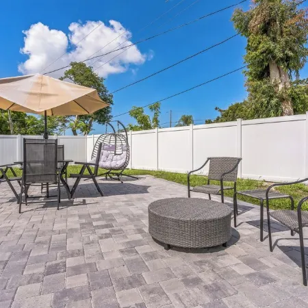 3-bedroom/2Bathroom House with Parking, High Speed WiFi and Large Outdoor Patio