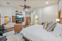 Luxurious Retreat with Heated Pool and Pickleball - Stunning Oasis Hotels in Maricopa County