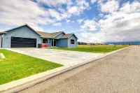 Sleek Red Lodge Home Rental w/ Private Hot Tub! - parking