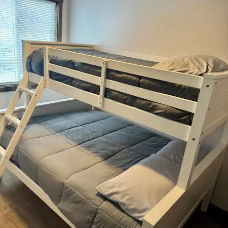 Downtown family friendly cozy condo- Walk to restaurants