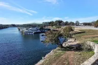 New! First Floor Pool Side PK Lake Luxury Condo - Hot Tub, FirePit, Gym, Laundry