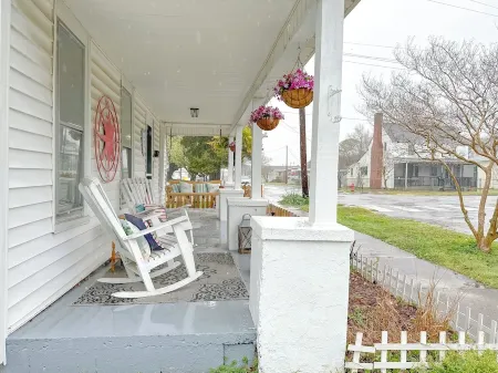 Historic Corner Cottage - Charming 3 Bedroom Walking Distance to Waterfront