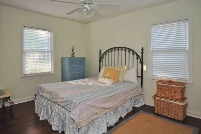 Pet friendly cottage w large fenced yard. Available weekly, monthly or nightly!