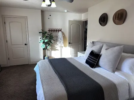 Sleeps 16- Moutain View Отели в г. Пейсон