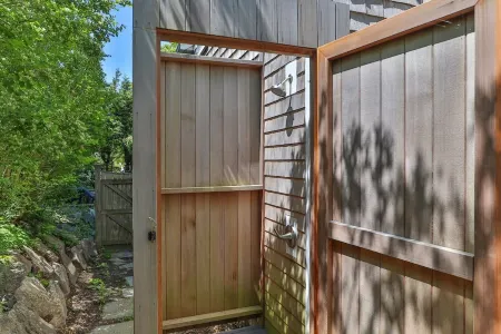 Downtown Chatham Gem – Walk to Beach, Shops, C.B.I, & Dining Family-Friendly!