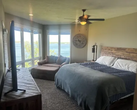 Charming lake front 3-bedroom condo in Arnolds Park with fitness room, WiFi 阿諾茲帕克酒店