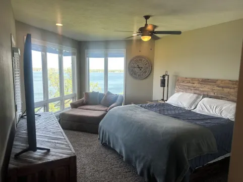 Charming lake front 3-bedroom condo in Arnolds Park with fitness room, WiFi