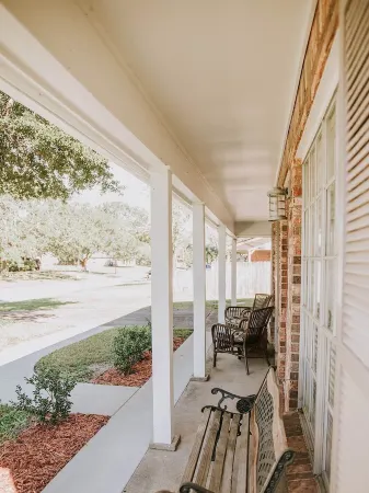 Southern Exposure - w/Golf Cart!! Close to Beach & Downtown Ocean Springs! Отели рядом с достопримечательностью «Шелл»