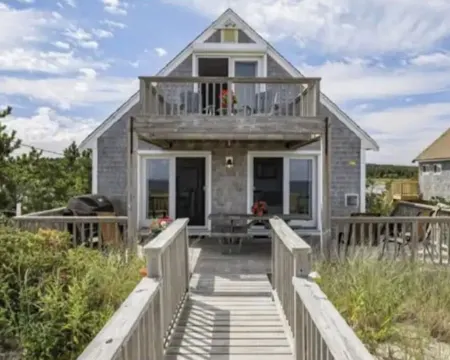 Oceanfront home on Private Beach! โรงแรมในSandwich