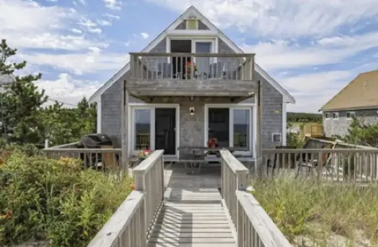 Oceanfront home on Private Beach! 桑威奇酒店